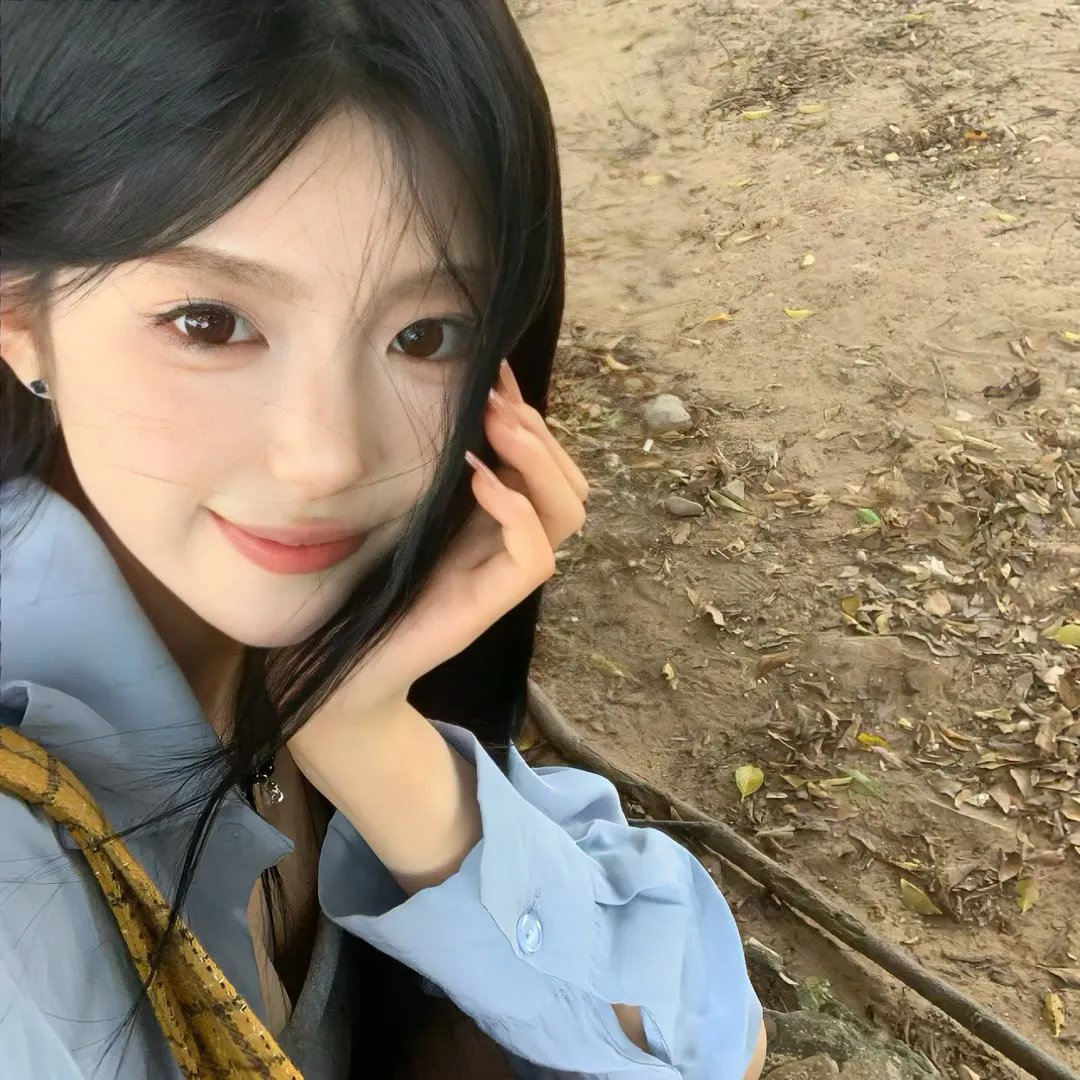 落在她身边